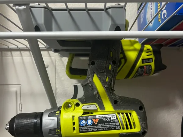 Support pour ranger un porte-outils Ryobi sous étagère