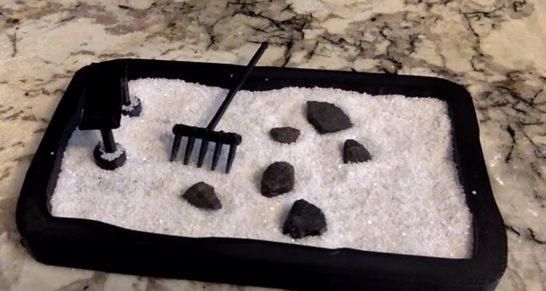 Jardin zen miniature avec râteau