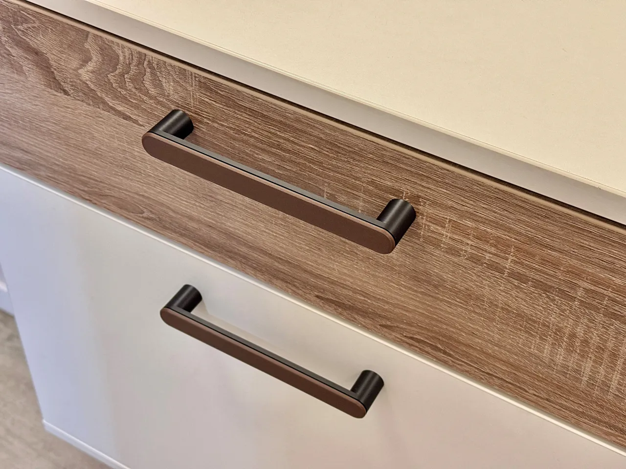 Dual-color furniture handle / drawer handle view 2