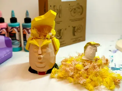 Nobody knows trash better than me! Desktop trash can with human figure
