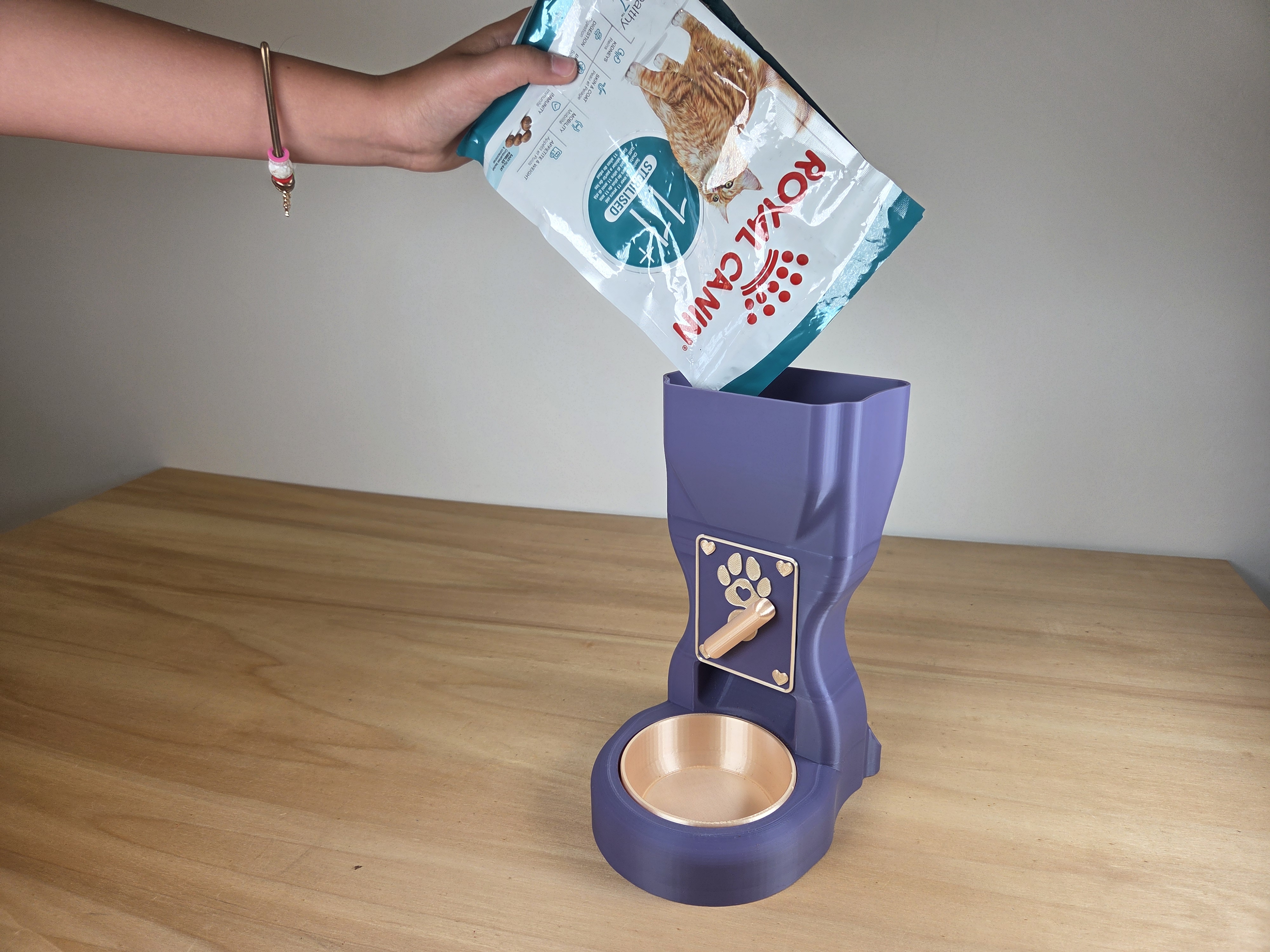 Miniatura 2 do modelo 3D Cat Food Dispenser