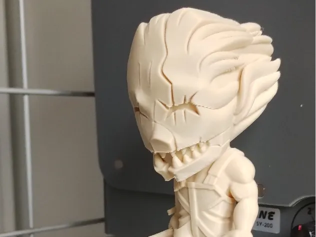 Figurine chibi tueur masqué au visage de cuir