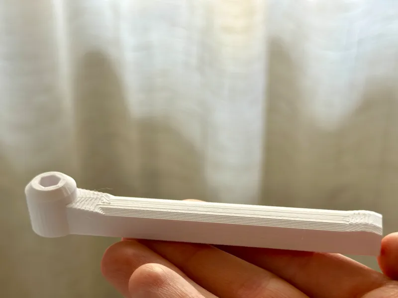 Magnetized low profile right angle screwdriver