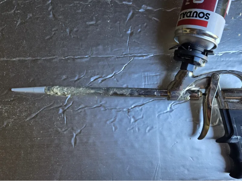 Plastic nozzle for expanding foam gun