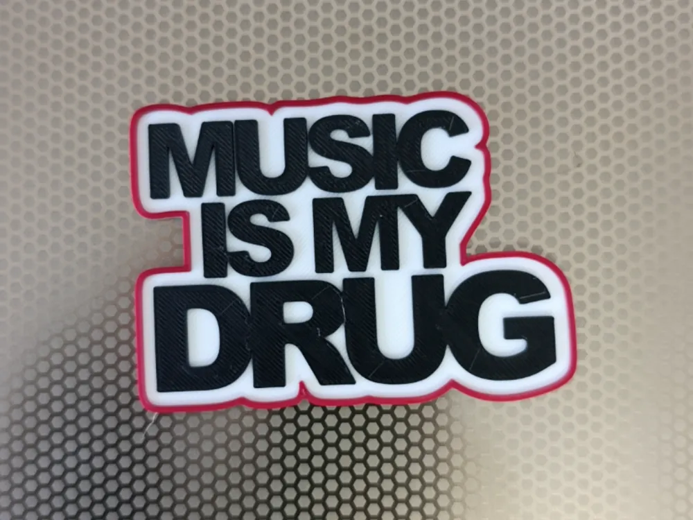 Letrero o emblema decorativo: Déco 3D Music is my drug. Referencia del modelo original.