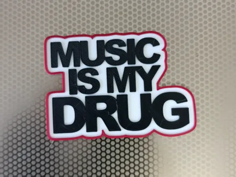 Letrero o emblema decorativo: Déco 3D Music is my drug — referencia de MakerWorld