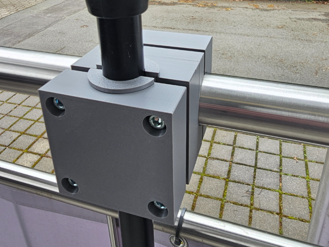 Sonnenschirmhalter für Balkongeländer mit Fuß