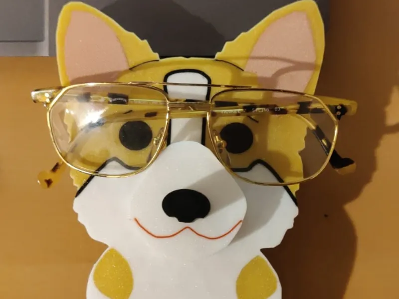 Portaocchiali da scrivania a forma di cane
