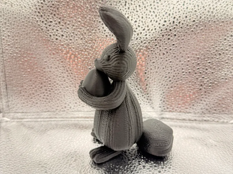 Osterhase mit Ei im Strickmuster