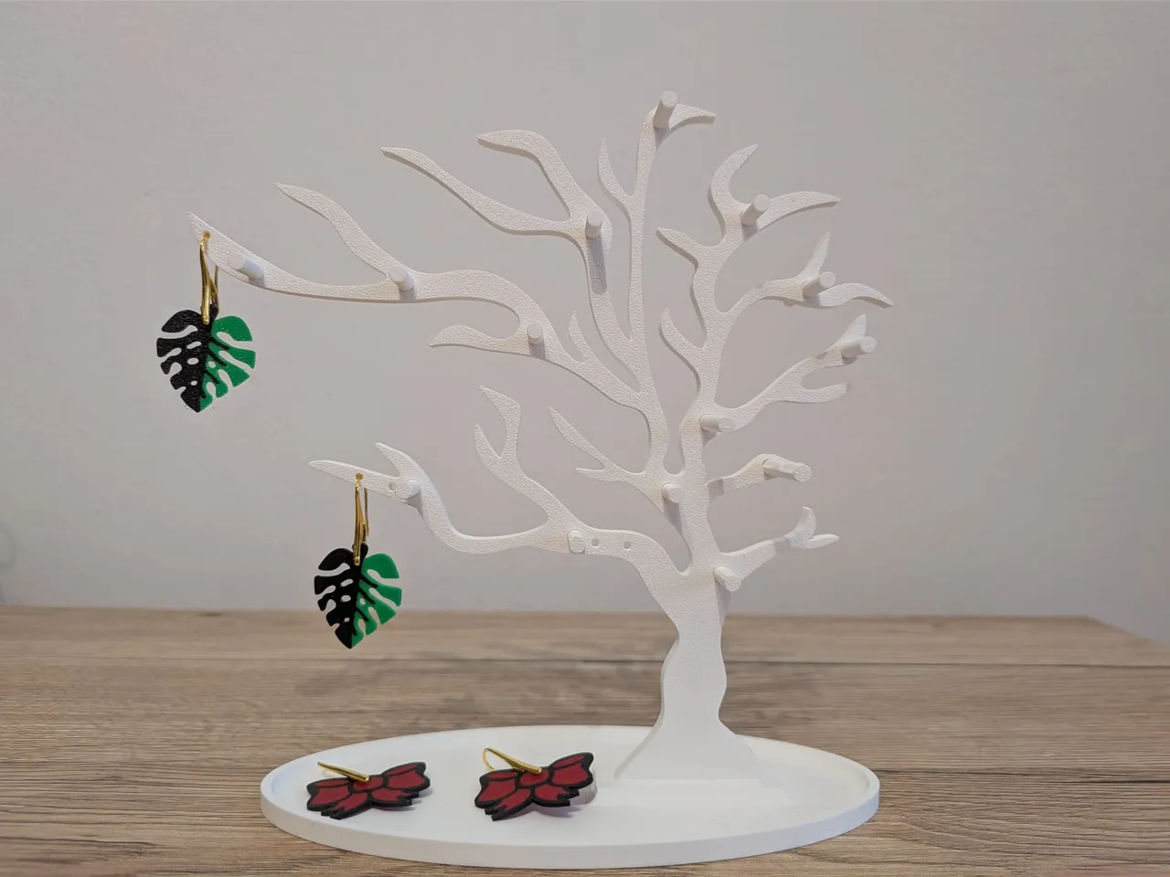 Decorative stand for earrings jewelry trinkets. view 3