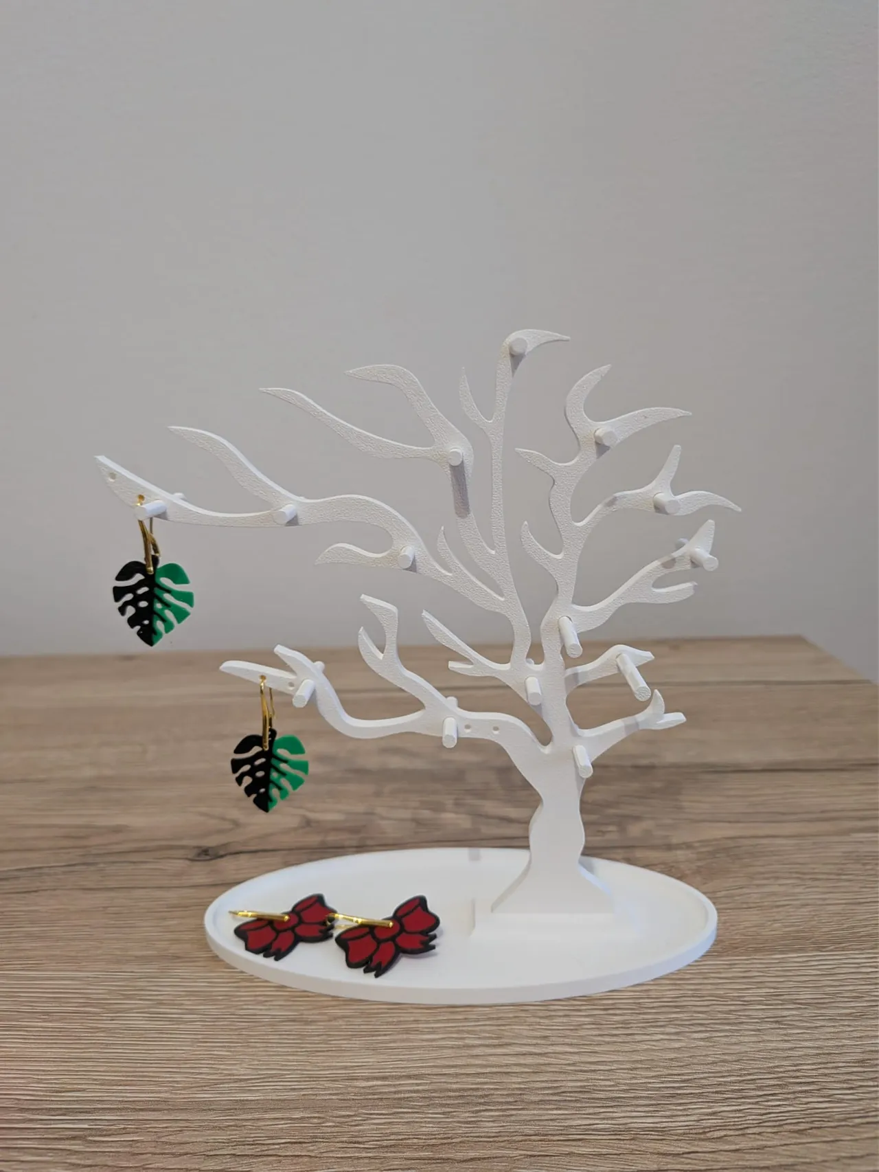 Decorative stand for earrings jewelry trinkets. view 4