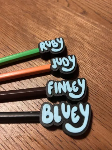 Tapa o cubierta: Bluey Pencil Toppers Customizable — vista de referencia 3