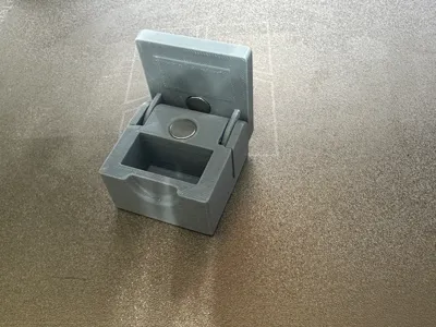 Customizable box w/snap fit hinges & magnetic lid