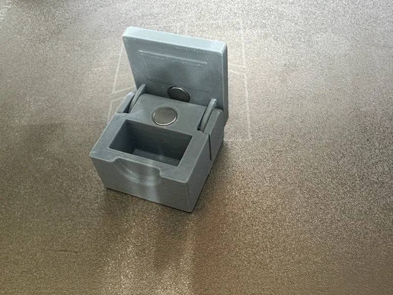 Customizable box w/snap fit hinges & magnetic lid