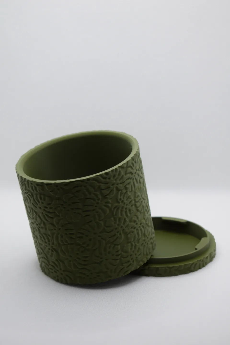 MONSTERA Planter With Hidden Drip Tray By DEI Studio MakerWorld monstera-planter-with-hidden-drip-tray-by-dei-studio-makerworld