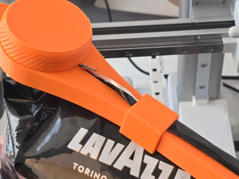 Support clip for improved sealing