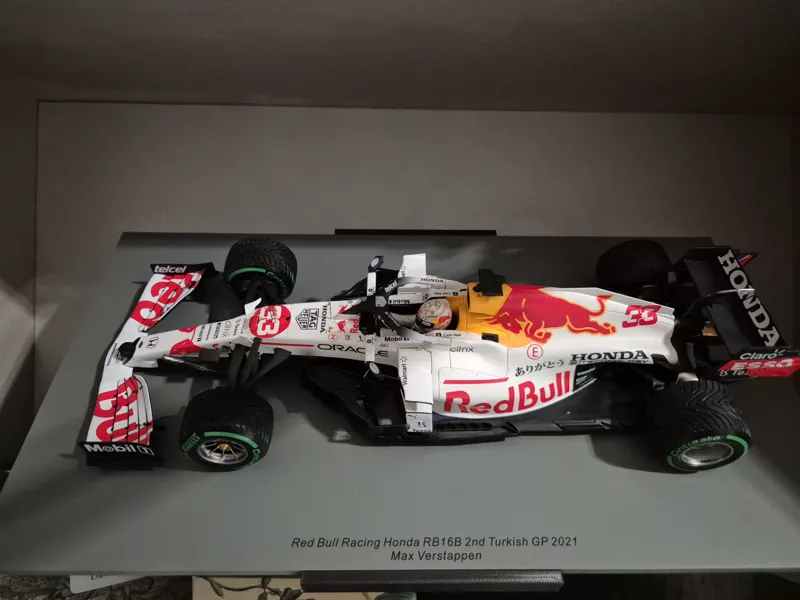 Adjustable stand for Spark model  1:18