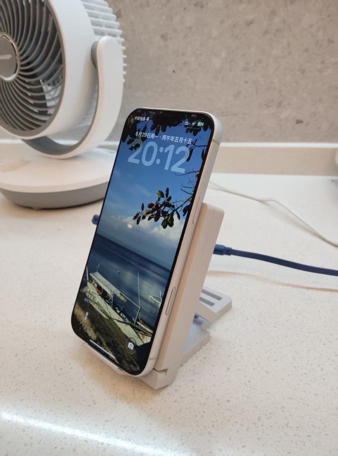 Miniatura 2 do modelo 3D 灵动视角，极简随行——便携式可调节无线充电器