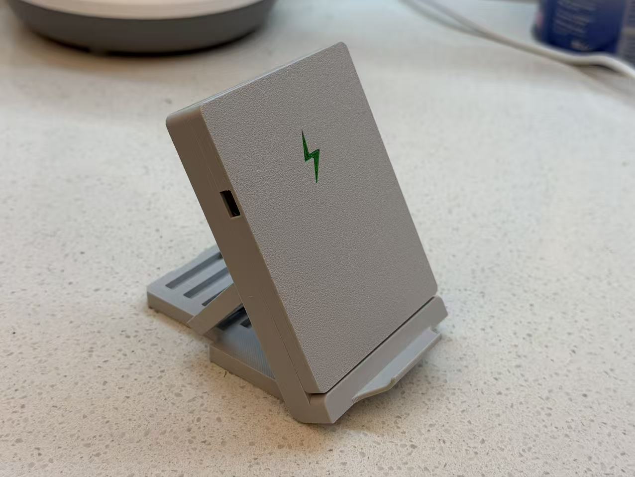 Miniatura 3 do modelo 3D 灵动视角，极简随行——便携式可调节无线充电器