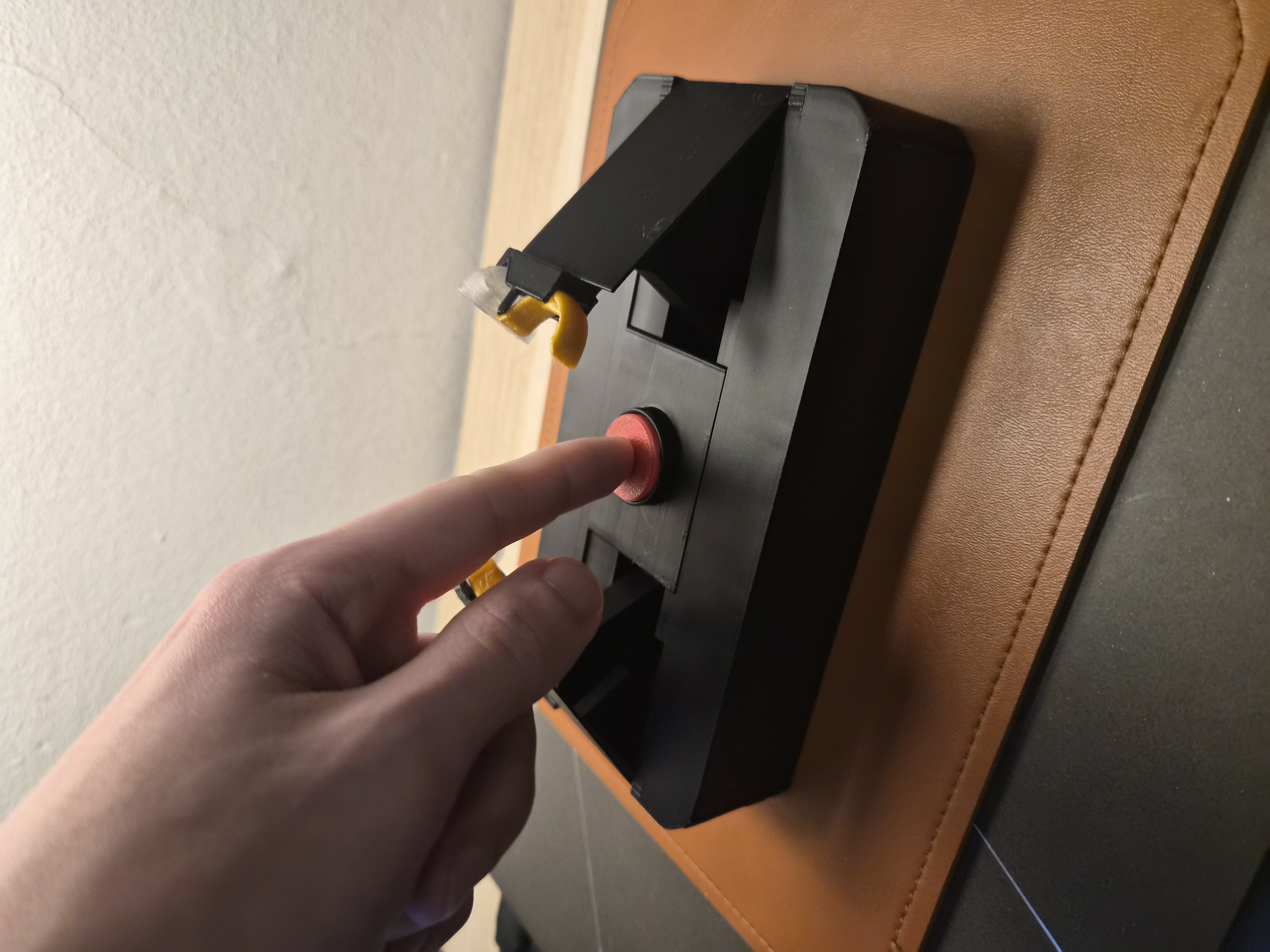 Miniatura 1 do modelo 3D Big Red Button Prank Box