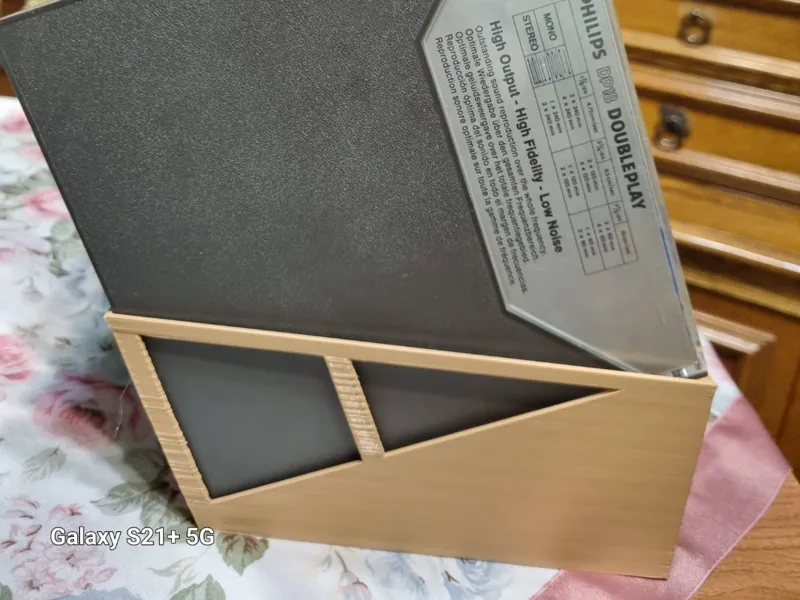 Reel-to-reel tape holder