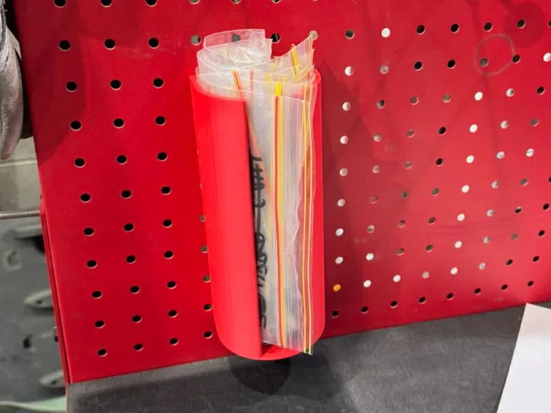 Magnetic ziplock sandwich bag holder