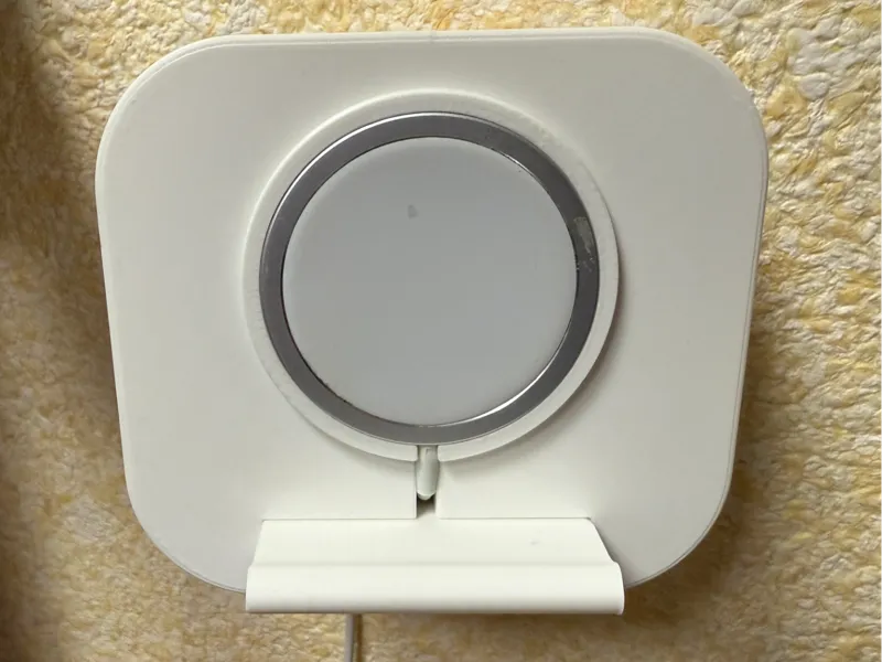 Wandhalter Magsafe gerade und rechts mit Belüftung