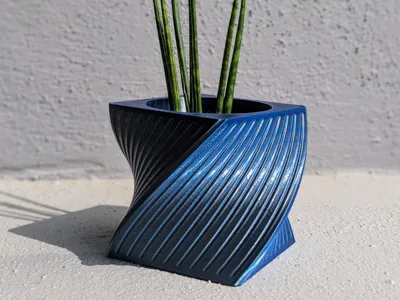 Elegant vase with vertical lines (7cm diameter)