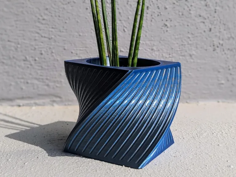 Elegant vase with vertical lines (7cm diameter)