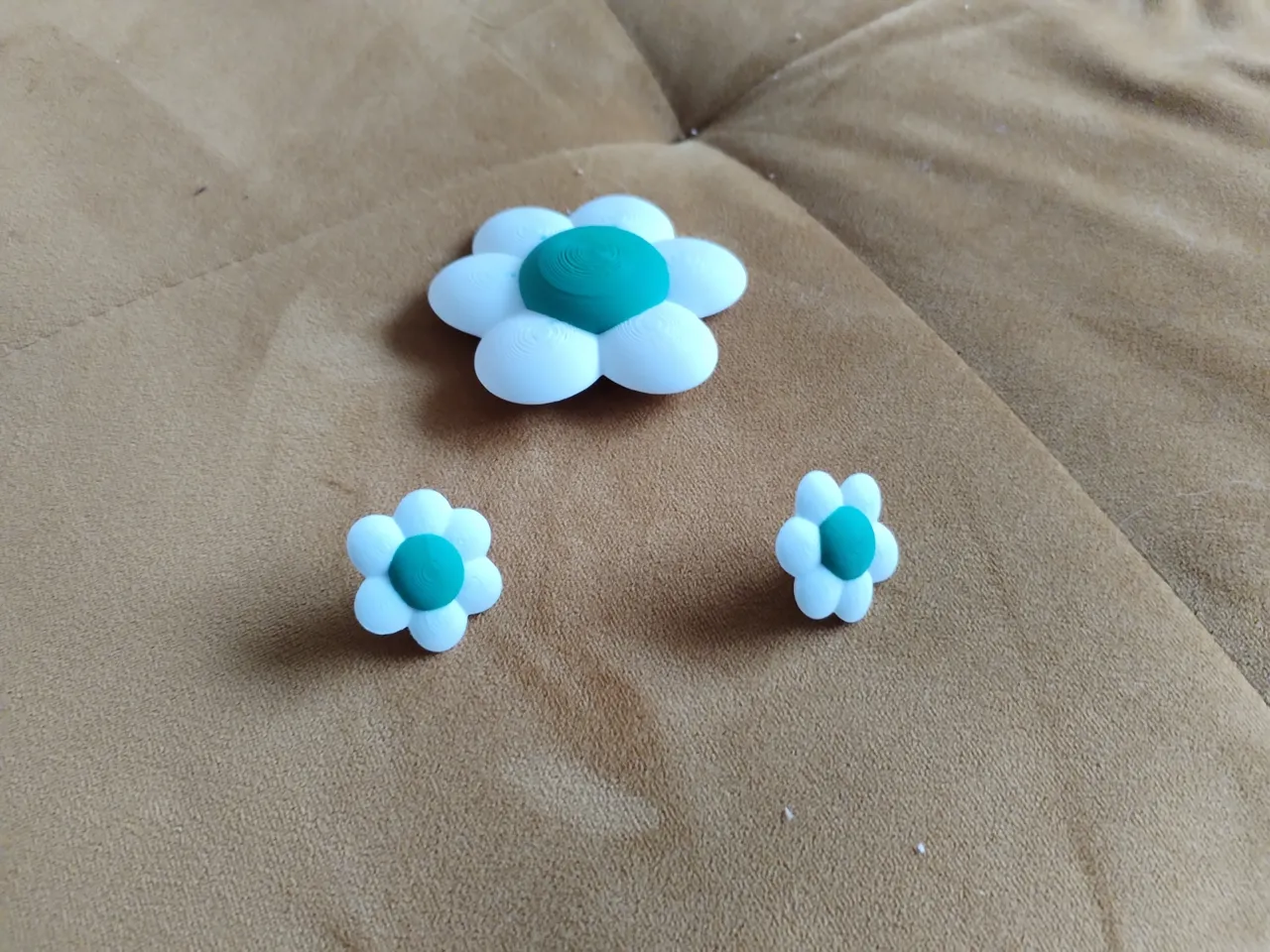 Daisy earrings and brooch from Daisy Princess in Mario Bros view 2