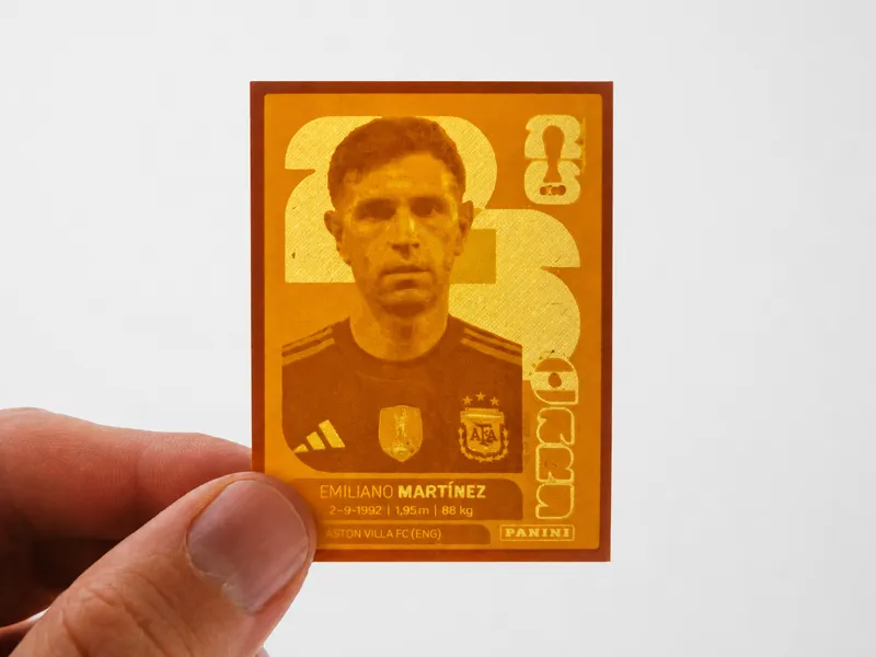 Figurita 3D del Dibu Martínez (Album Panini 2026)