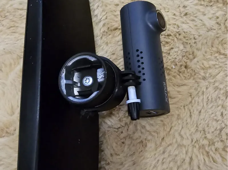 Dashboard camera attachment to the mirror