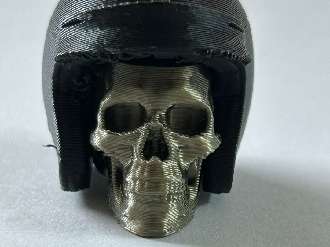 Llavero de calavera con casco para moto