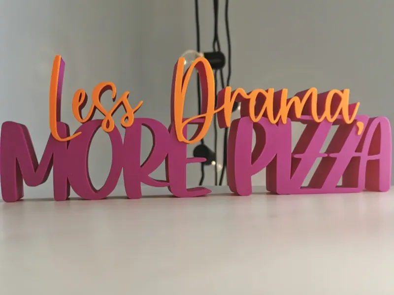 Less Drama, MORE PIZZA – 3D-Deko mit Humor