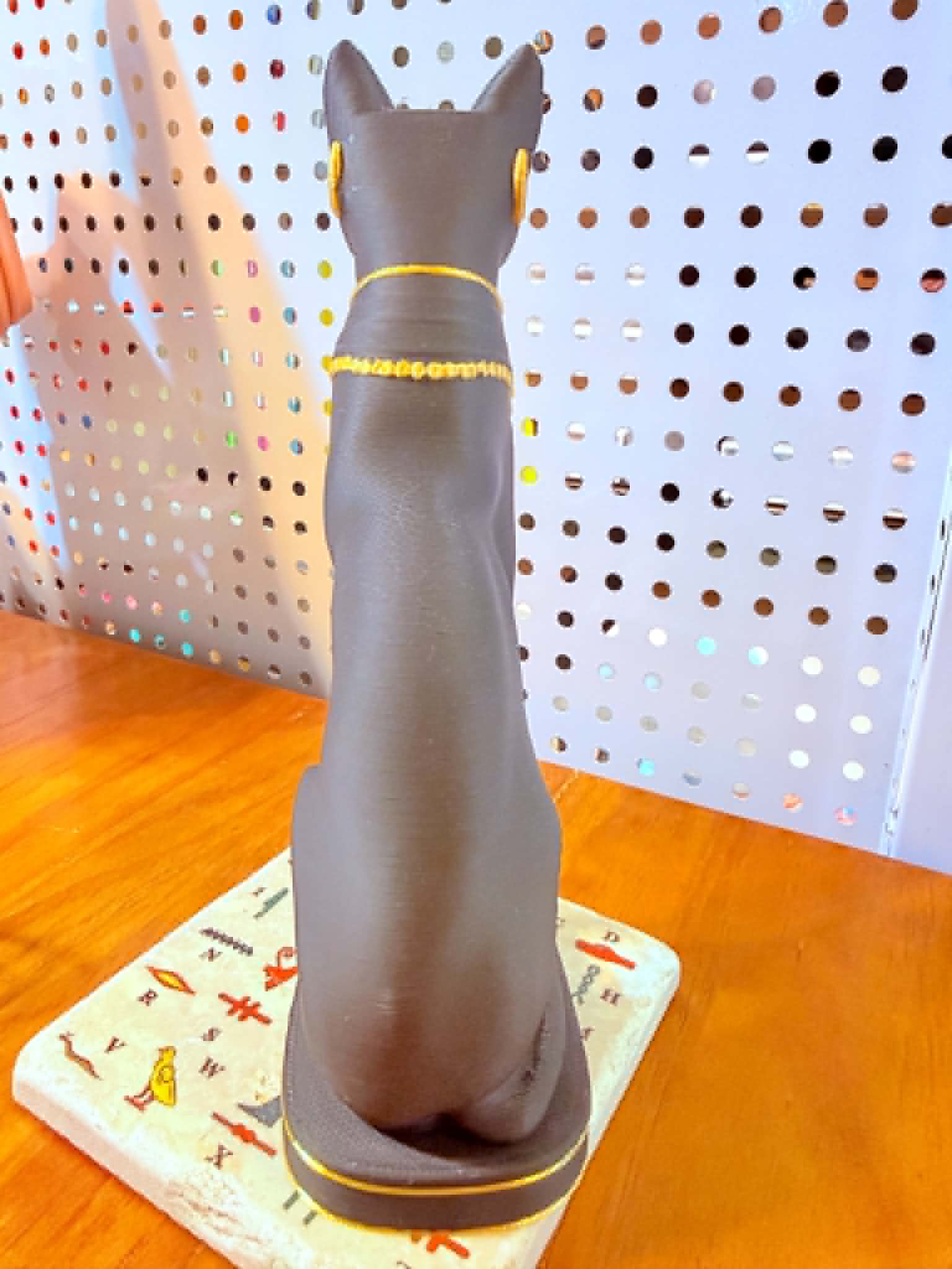 神貓芭絲特戴耳環 view 2