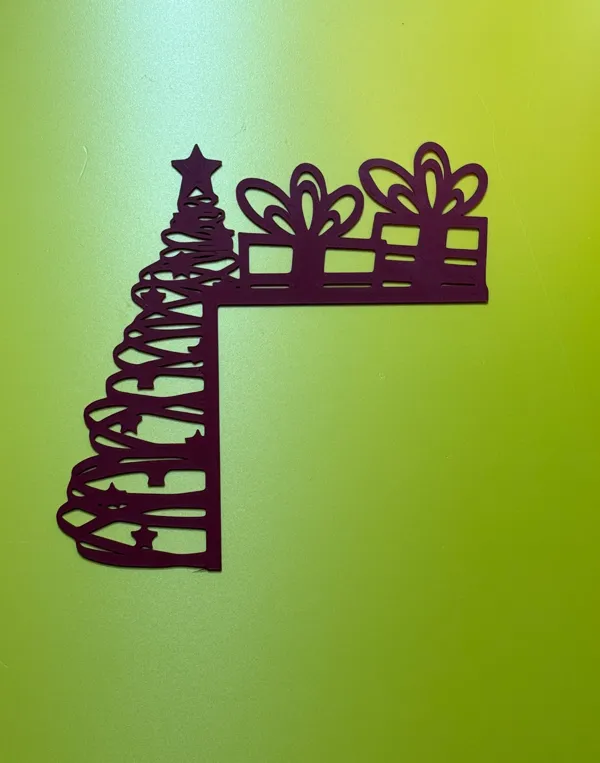 Coin de porte sapin de Noël avec cadeaux