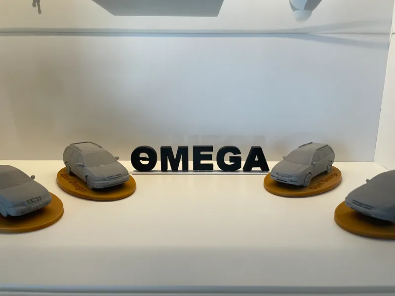 OMEGA Schriftzug für die Vitrine - Opel Omega
