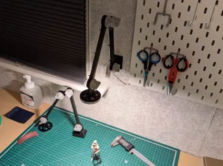 Poseable wall-mounted USB lamp