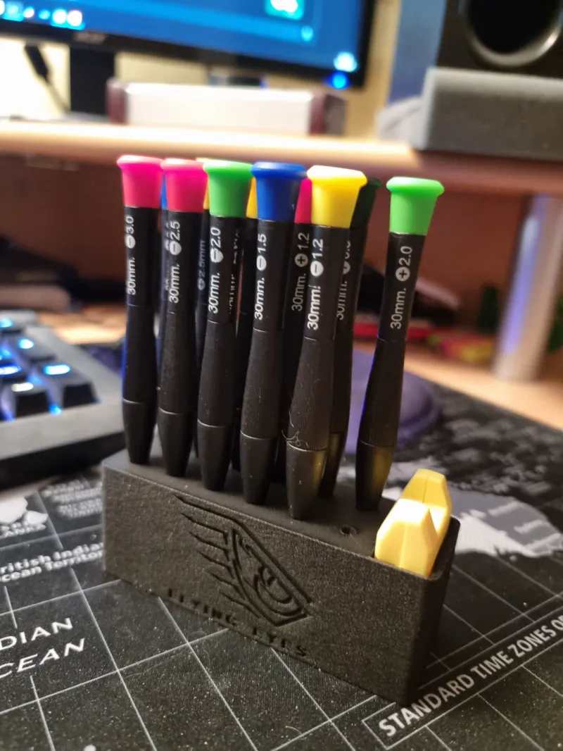 Small screwdriver holder with magnet