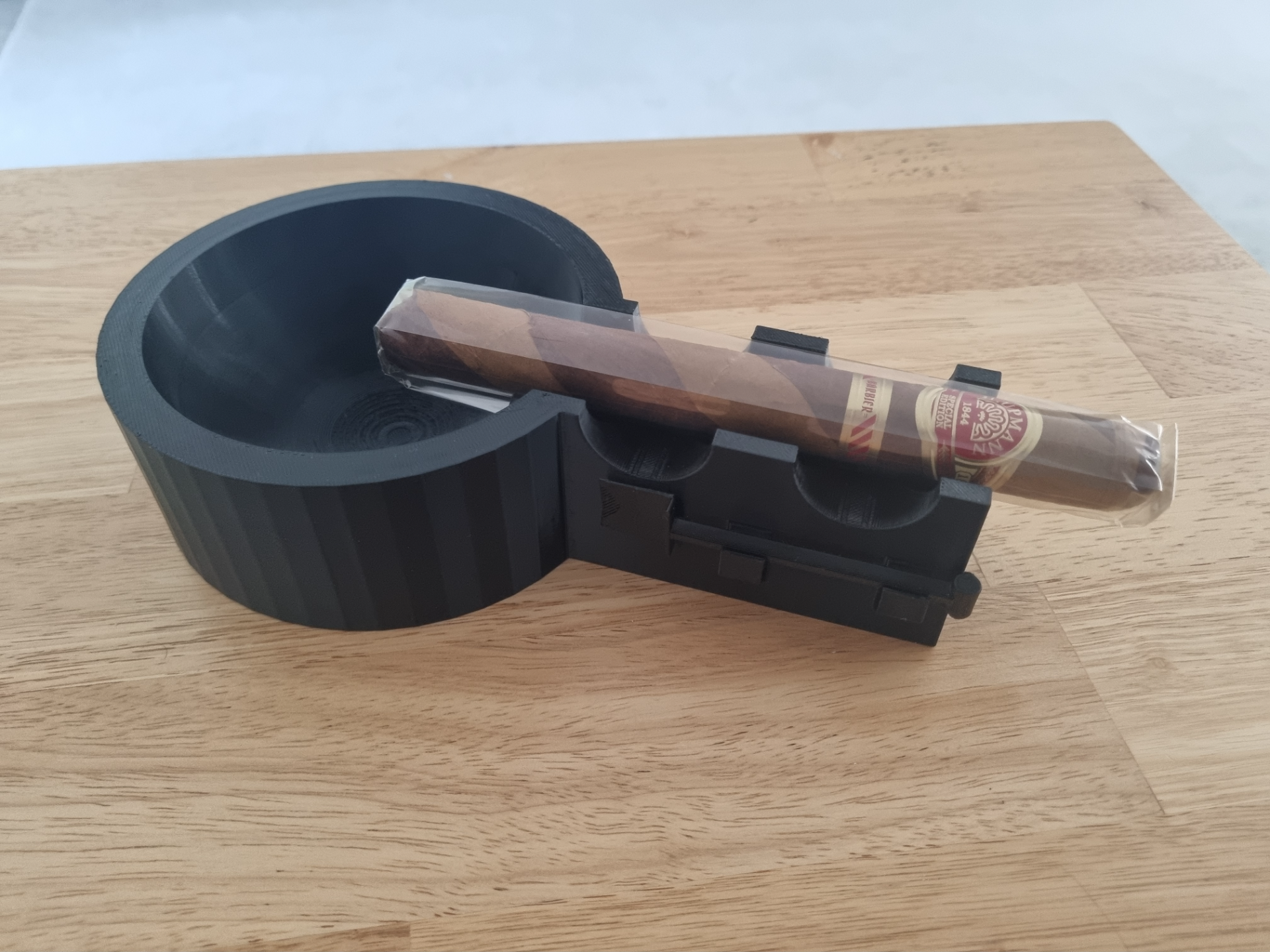 Miniatura 1 do modelo 3D Cigar Ashtray