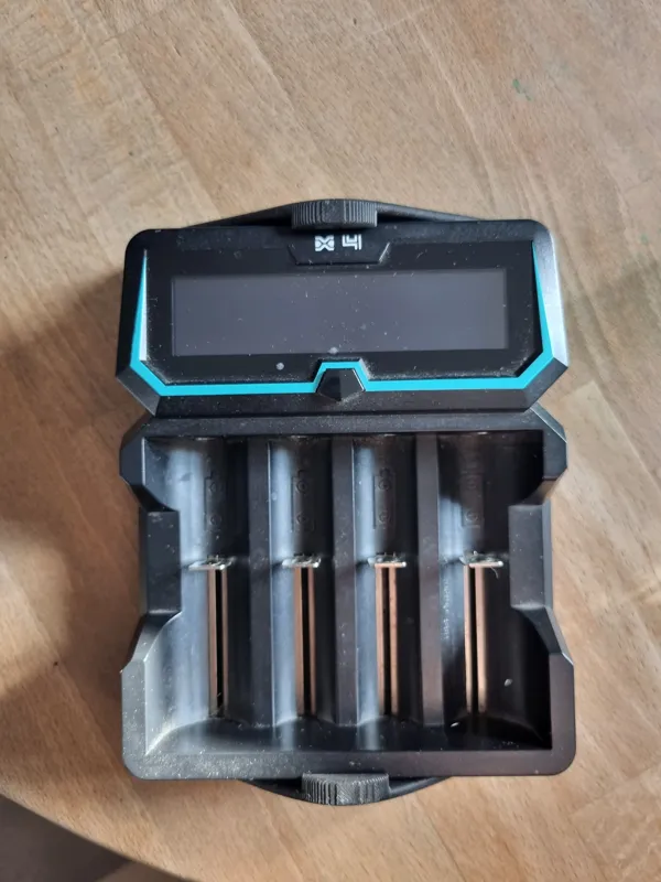 XTAR X4 Charger 21700 18650 Wallmount Wandhalter Ladegerät