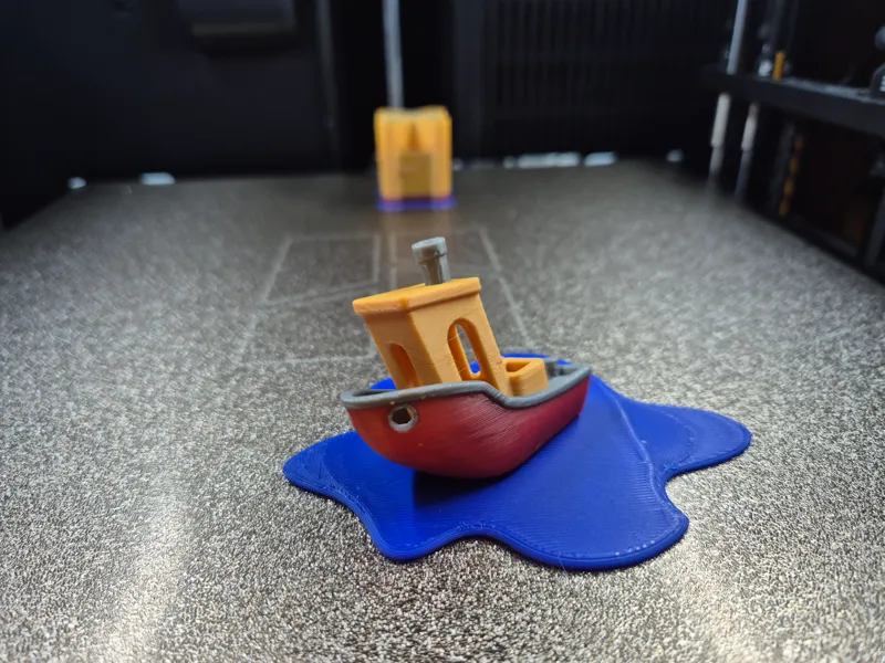 Deformierter Benchy halb gesunken Mehrfarbig Test