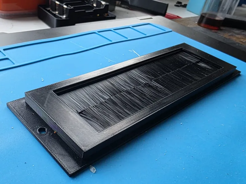 Flat brush grommet for rack / patchkast