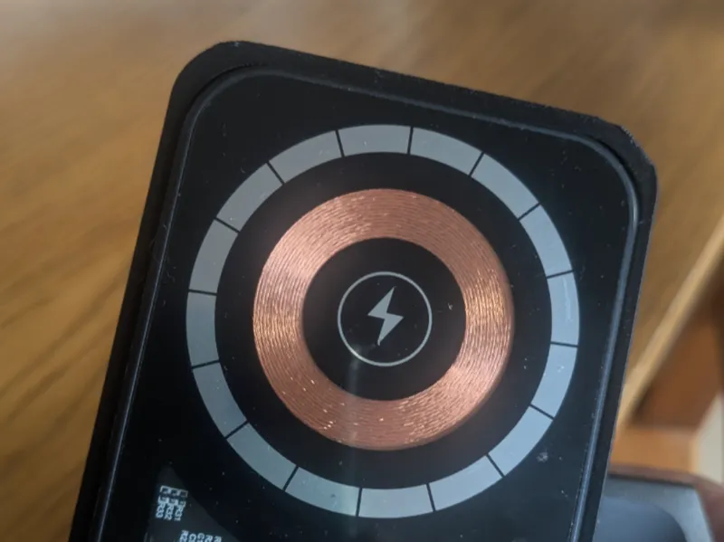 Dacia QI charger holder