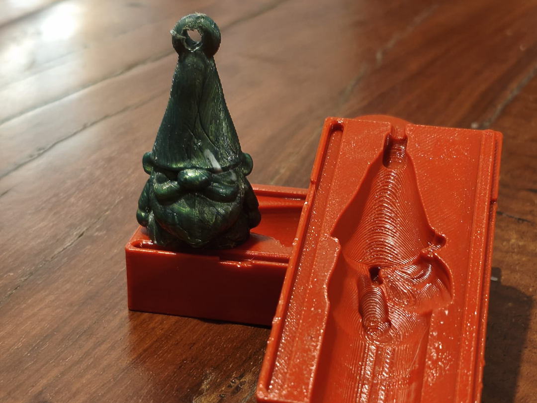 Molde de llavero de gnomo PLA fundido reciclado