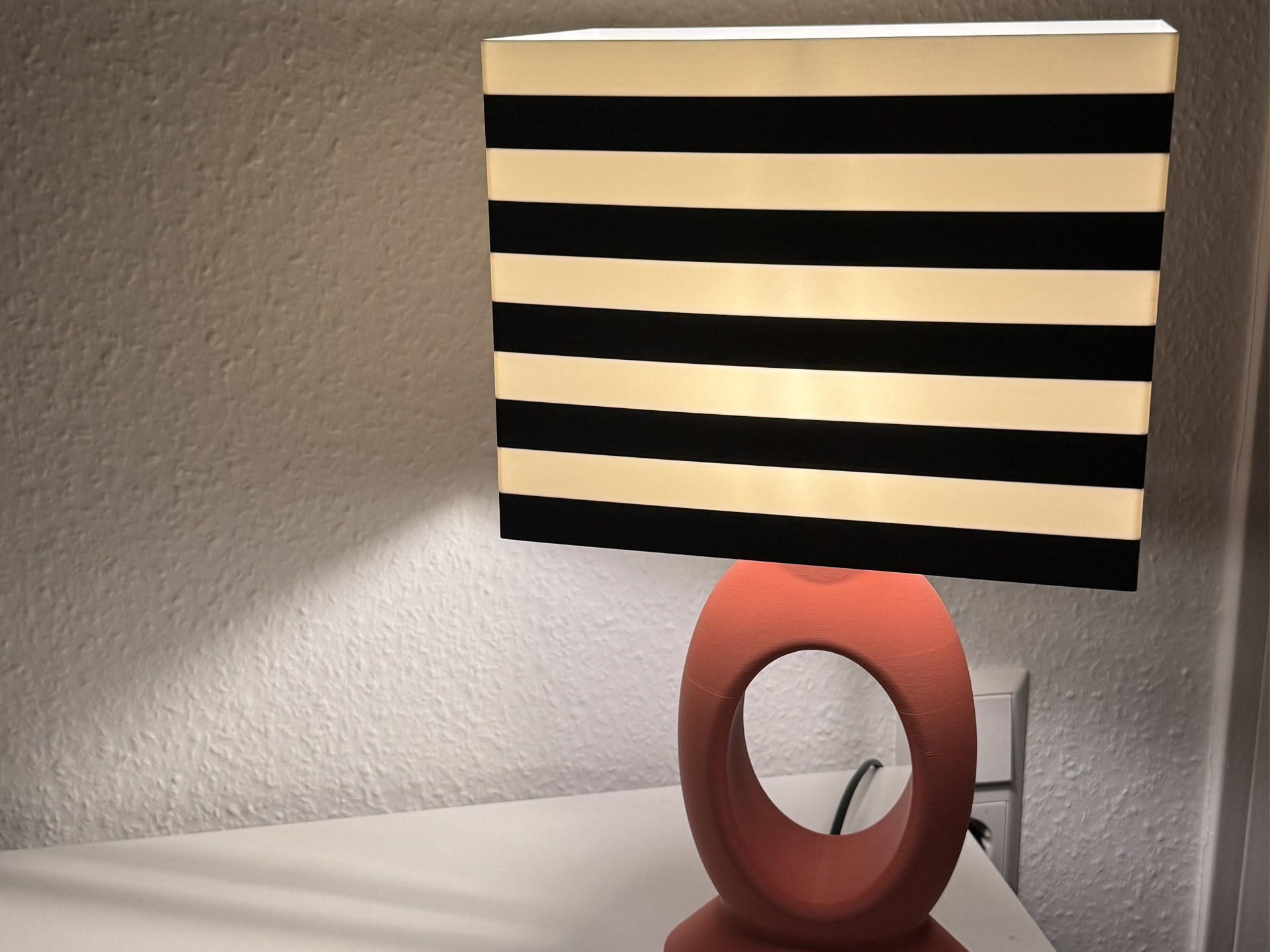Moderne Tischlampe mit Streifen