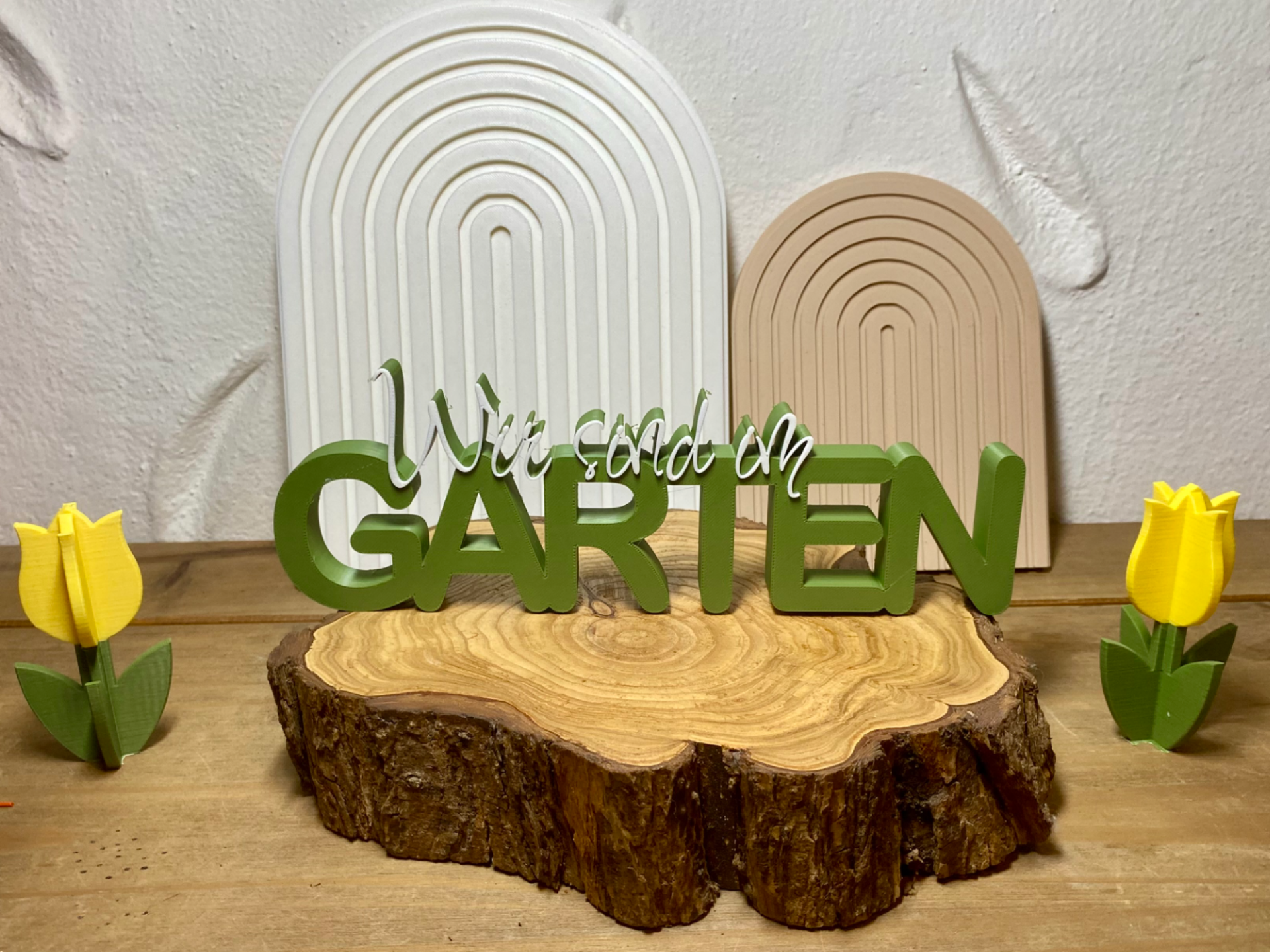 Schriftzug Wir sind im Garten