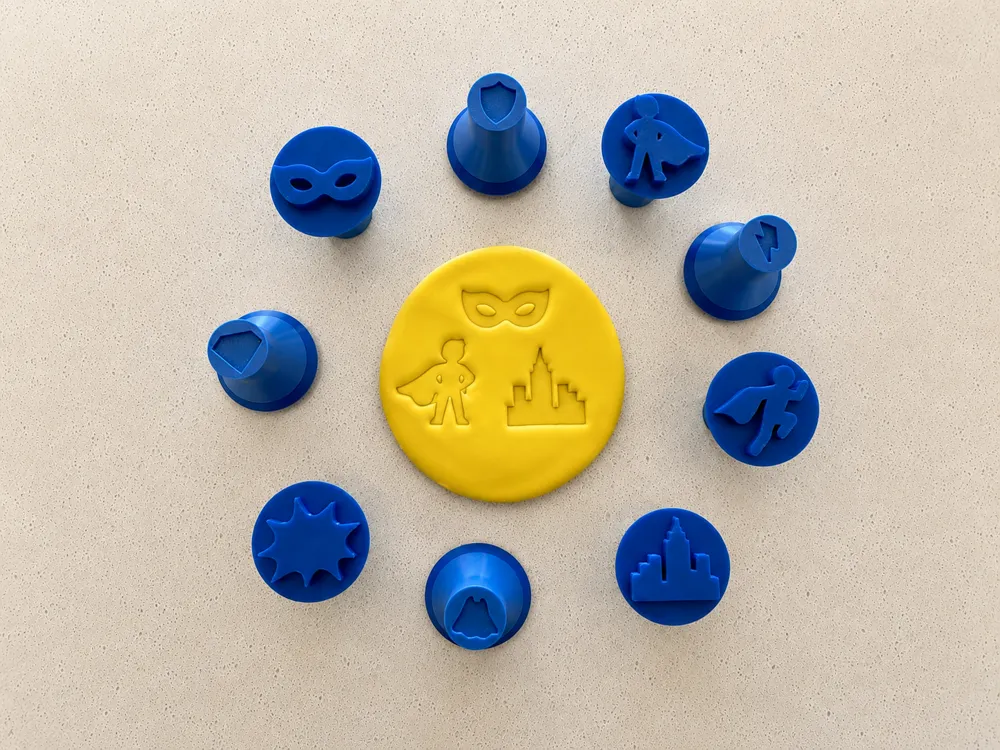 Letrero o emblema decorativo: Superhero Play Dough Stamps | Set of 9. Referencia del modelo original.
