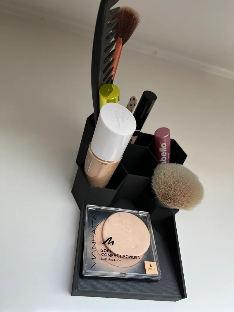 organizer with chamfered tray
