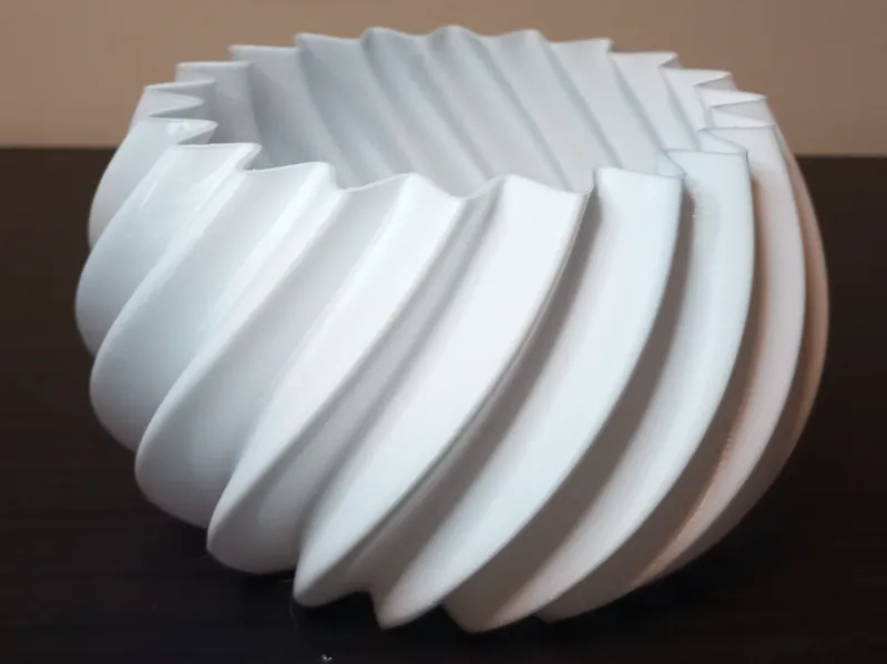 vaso decorativo dal design scultoreo